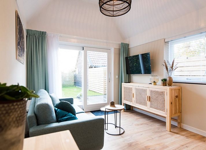 Gemuetliches Wohnzimmer von Daalders slice flat in Hollum, Ameland mit heller und moderner Einrichtung.