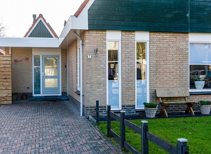 Voll ausgestattete Kueche in Daalders slice flat in Hollum, Ameland mit modernen Geraeten und Holzoberflaeche.