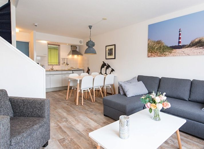 Zilverschoon Wohnung in Hollum, Ameland mit hellem Wohnzimmer und Terrasse Blick.