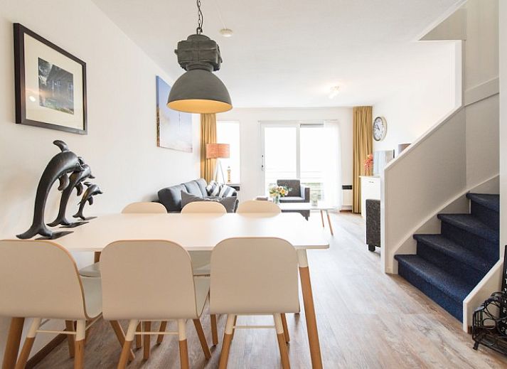 Zilverschoon Wohnung in Hollum, Ameland mit hellem Wohnzimmer und Terrasse Blick.