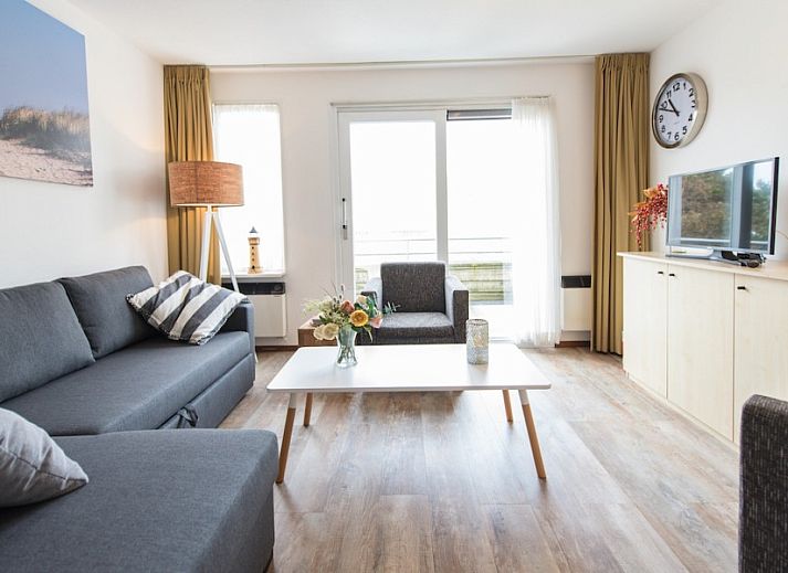 Zilverschoon Wohnung in Hollum, Ameland mit hellem Wohnzimmer und Terrasse Blick.