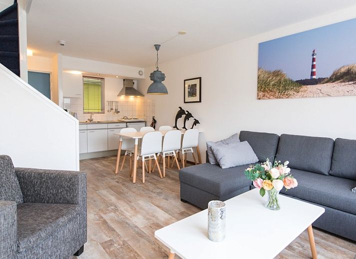 Zilverschoon Wohnung in Hollum, Ameland mit hellem Wohnzimmer und Terrasse Blick.