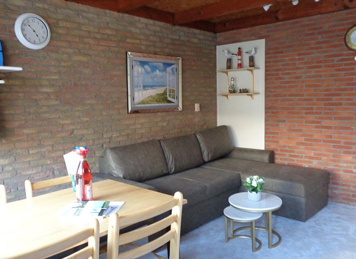 Gemuetliches Wohnzimmer im Ferienhaus WELTEVREE, Hollum, Ameland, mit bequemer Sitz- und Essecke.