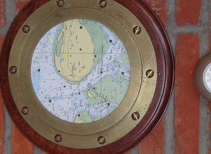 Gemuetliches Wohnzimmer im Ferienhaus WELTEVREE, Hollum, Ameland, mit bequemer Sitz- und Essecke.