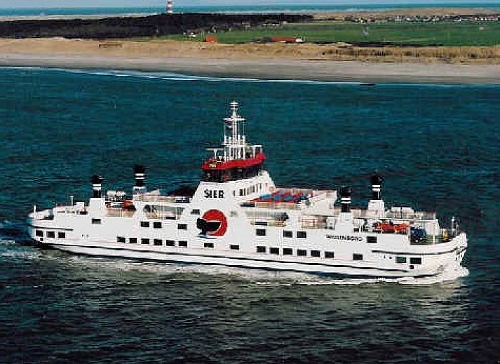 Gemuetliches Wohnzimmer im Ferienhaus WELTEVREE, Hollum, Ameland, mit bequemer Sitz- und Essecke.