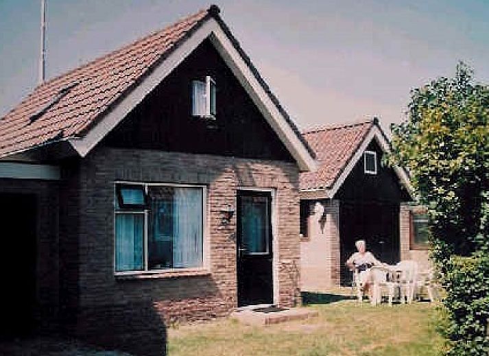 Gemuetliches Wohnzimmer im Ferienhaus WELTEVREE, Hollum, Ameland, mit bequemer Sitz- und Essecke.