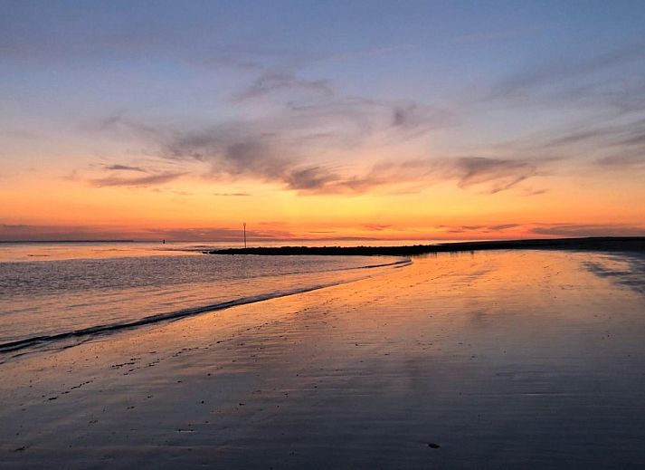 Gemuetliches Schlafzimmer mit bunten Decken im Ferienhaus WELTEVREE, Hollum, Ameland.