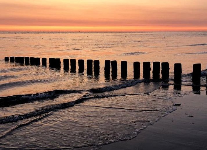 Gemuetliches Schlafzimmer mit bunten Decken im Ferienhaus WELTEVREE, Hollum, Ameland.