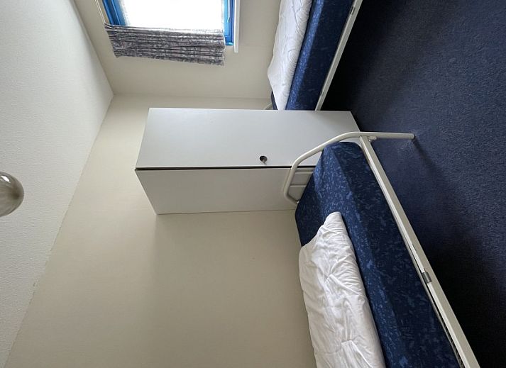 Moderne keuken en eetruimte in vakantiehuis Duindoorn, Hollum, Ameland, ideaal voor gezellige maaltijden.