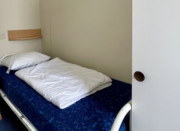 Moderne keuken en eetruimte in vakantiehuis Duindoorn, Hollum, Ameland, ideaal voor gezellige maaltijden.