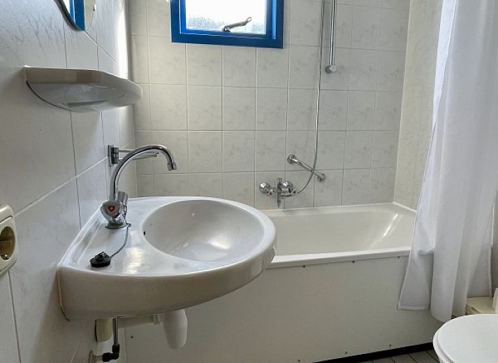 Comfortabele woonkamer met uitzicht op natuur bij vakantiehuis Duindoorn, Hollum, Ameland, Waddeneilanden.