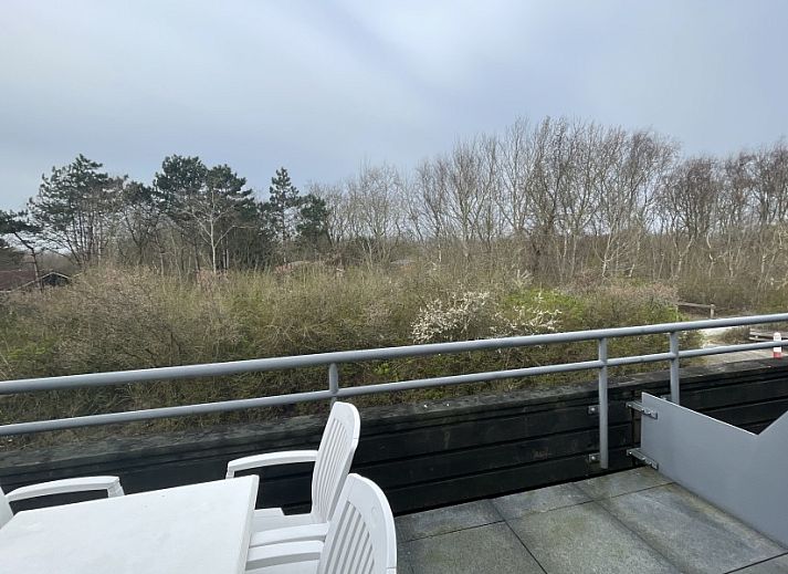 Comfortabele woonkamer met uitzicht op natuur bij vakantiehuis Duindoorn, Hollum, Ameland, Waddeneilanden.