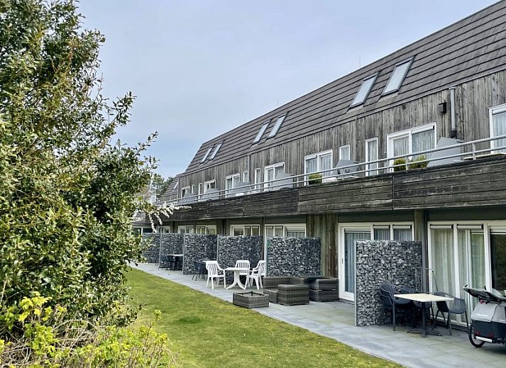 Comfortabele woonkamer met uitzicht op natuur bij vakantiehuis Duindoorn, Hollum, Ameland, Waddeneilanden.