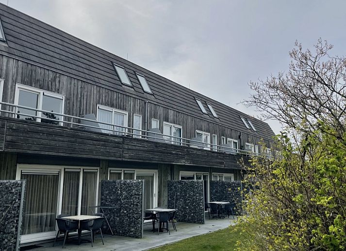 Comfortabele woonkamer met uitzicht op natuur bij vakantiehuis Duindoorn, Hollum, Ameland, Waddeneilanden.