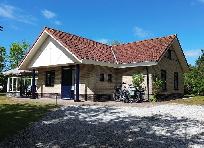 Ferienhaus "De Vrijheid" in Hollum auf Ameland, umgeben von Natur, mit sonniger Terrasse und grossem Garten - ideal fuer einen erholsamen Aufenthalt.