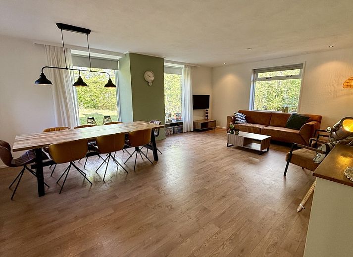 Luftaufnahme von "De Vrijheid", einem Ferienhaus in Hollum auf Ameland, umgeben von gruener Natur und nahegelegenen Duenen auf den Watteninseln.