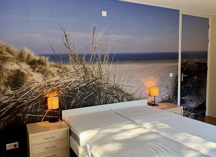 Luftaufnahme von "De Vrijheid", einem Ferienhaus in Hollum auf Ameland, umgeben von gruener Natur und nahegelegenen Duenen auf den Watteninseln.