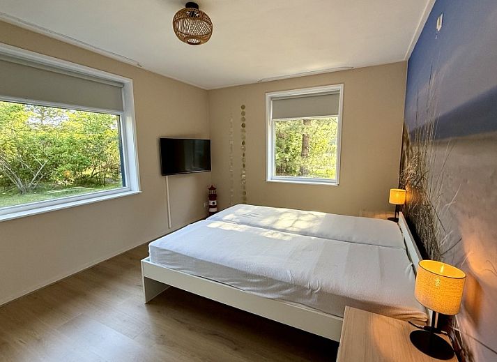 Luftaufnahme von "De Vrijheid", einem Ferienhaus in Hollum auf Ameland, umgeben von gruener Natur und nahegelegenen Duenen auf den Watteninseln.