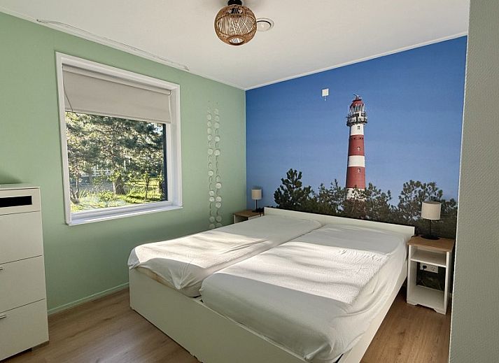 Luftaufnahme von "De Vrijheid", einem Ferienhaus in Hollum auf Ameland, umgeben von gruener Natur und nahegelegenen Duenen auf den Watteninseln.