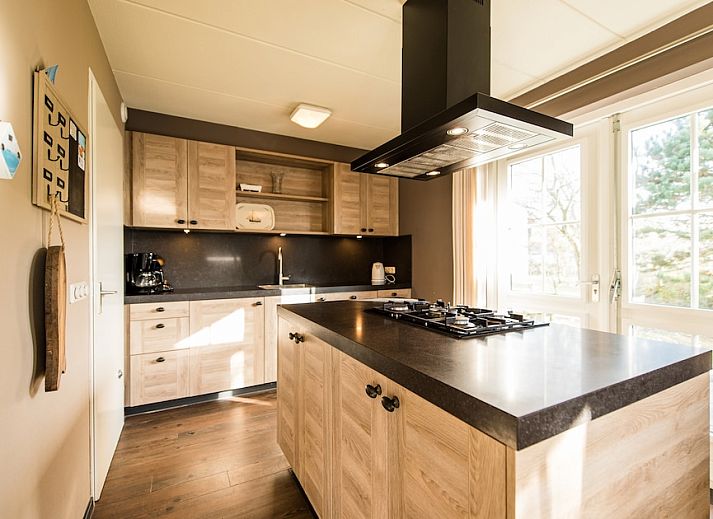 Engelsmanduinvilla 6, een charmante bungalow in Hollum, Ameland, met rieten dak en zonnig terras, omgeven door natuur op de Waddeneilanden.