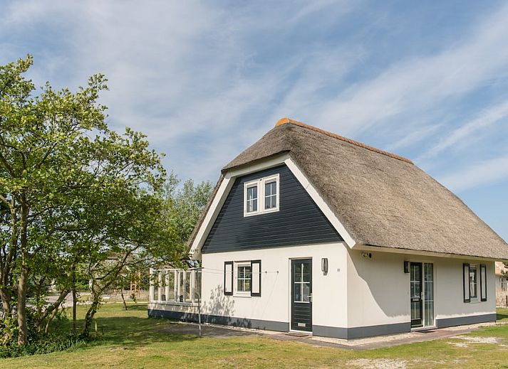 Gezellige woonkamer in Engelsmanduinvilla 6, een bungalow in Hollum, Ameland. Comfortabele inrichting en veel natuurlijk licht.