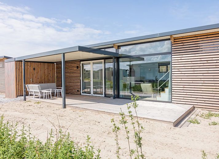 Veranda van Vrijstaande woning in Hollum, Ameland met uitzicht op de natuur van de Waddeneilanden.