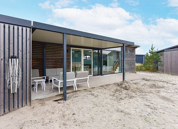 Veranda van Vrijstaande woning in Hollum, Ameland met uitzicht op de natuur van de Waddeneilanden.