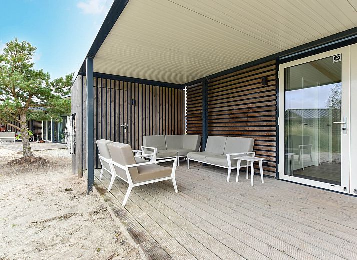 Veranda van Vrijstaande woning in Hollum, Ameland met uitzicht op de natuur van de Waddeneilanden.