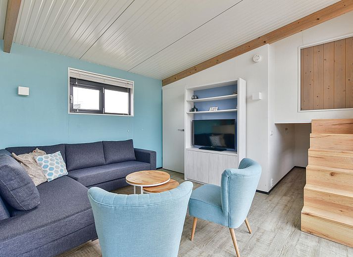 Terras van vakantiehuis Vrijstaande woning in Hollum op Ameland, omgeven door zand en groen.