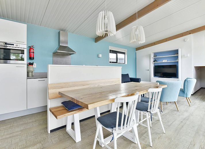 Terras van vakantiehuis Vrijstaande woning in Hollum op Ameland, omgeven door zand en groen.