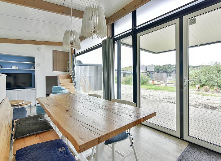 Terras van vakantiehuis Vrijstaande woning in Hollum op Ameland, omgeven door zand en groen.