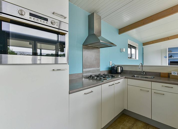 Terras van vakantiehuis Vrijstaande woning in Hollum op Ameland, omgeven door zand en groen.