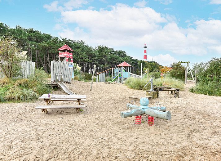 Lichte woonkamer in Vrijstaande woning in Hollum, Ameland met uitzicht op de omgeving.