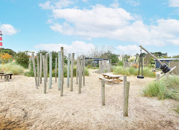 Lichte woonkamer in Vrijstaande woning in Hollum, Ameland met uitzicht op de omgeving.