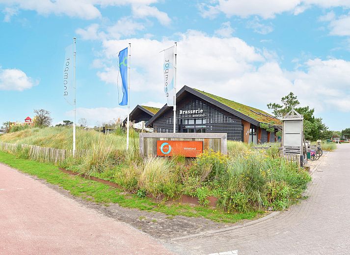 Lichte woonkamer in Vrijstaande woning in Hollum, Ameland met uitzicht op de omgeving.