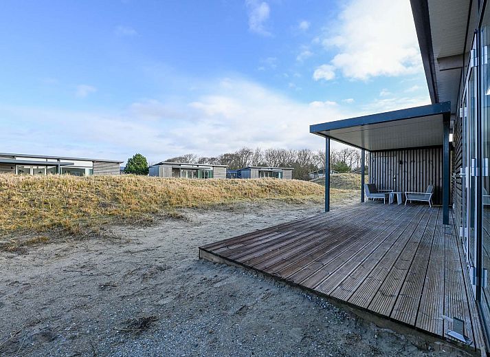 Freistehendes Haus in Hollum, Ameland, mit moderner Holzfassade und Terrasse.