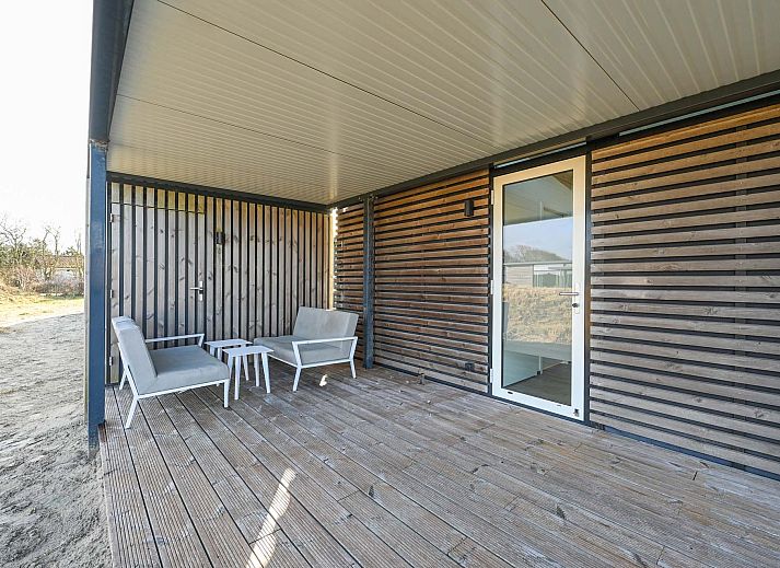 berdachte Terrasse mit Sitzgelegenheiten im Ferienhaus in Hollum, Ameland.