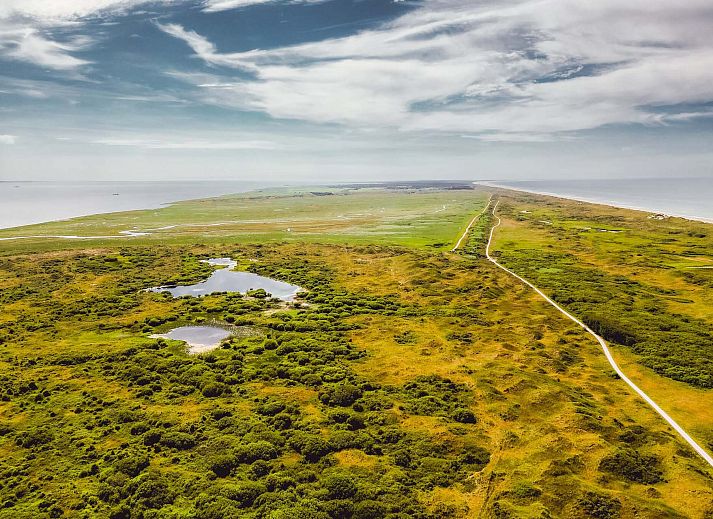 Innenbereich des Ferienhauses in Hollum, Ameland mit Kche und Essbereich.