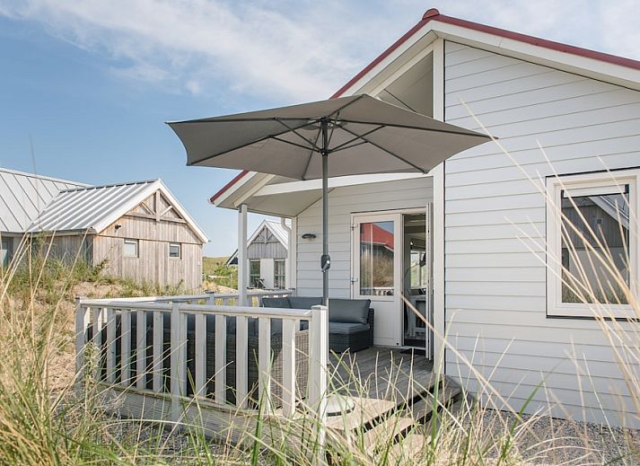 Geniet van de zon op het terras van Eilandlodge 4, een gezellig vakantiehuis in Hollum, Ameland, te midden van de prachtige natuur van de Waddeneilanden.