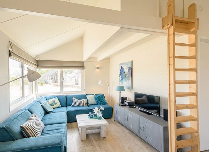 Geniet van de zon op het terras van Eilandlodge 4, een gezellig vakantiehuis in Hollum, Ameland, te midden van de prachtige natuur van de Waddeneilanden.