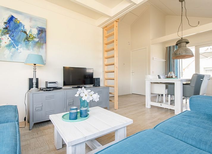 Geniet van de zon op het terras van Eilandlodge 4, een gezellig vakantiehuis in Hollum, Ameland, te midden van de prachtige natuur van de Waddeneilanden.