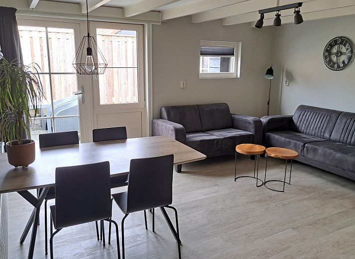 Ferienhaus Zeester in Hollum, Ameland mit sonnigem Garten und Terrasse, ideal fuer Entspannung auf den Watteninseln.