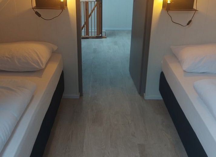 Moderne Essecke im Ferienhaus Zeester, Hollum, Ameland, mit Holztisch und stilvoller Beleuchtung fuer eine gemuetliche Atmosphaere.