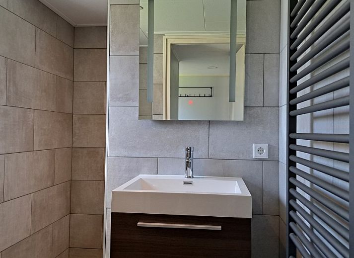 Moderne Essecke im Ferienhaus Zeester, Hollum, Ameland, mit Holztisch und stilvoller Beleuchtung fuer eine gemuetliche Atmosphaere.