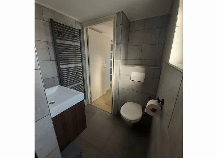 Moderne Essecke im Ferienhaus Zeester, Hollum, Ameland, mit Holztisch und stilvoller Beleuchtung fuer eine gemuetliche Atmosphaere.