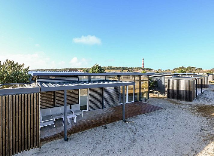 Freistehendes Haus in Hollum, Ameland mit Blick auf den Leuchtturm und die Dnen, ideales Ferienhaus auf den Watteninseln.