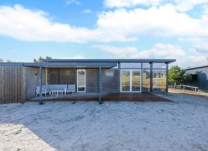 Freistehendes Haus in Hollum, Ameland mit Blick auf den Leuchtturm und die Dnen, ideales Ferienhaus auf den Watteninseln.