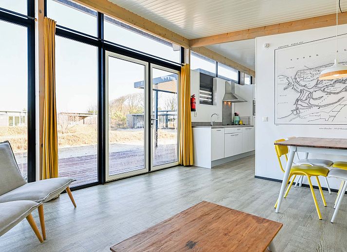 Terrasse eines freistehenden Hauses in Hollum, Ameland, Ferienhaus mit moderner Veranda auf den Watteninseln.