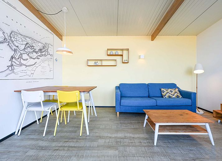 Terrasse eines freistehenden Hauses in Hollum, Ameland, Ferienhaus mit moderner Veranda auf den Watteninseln.