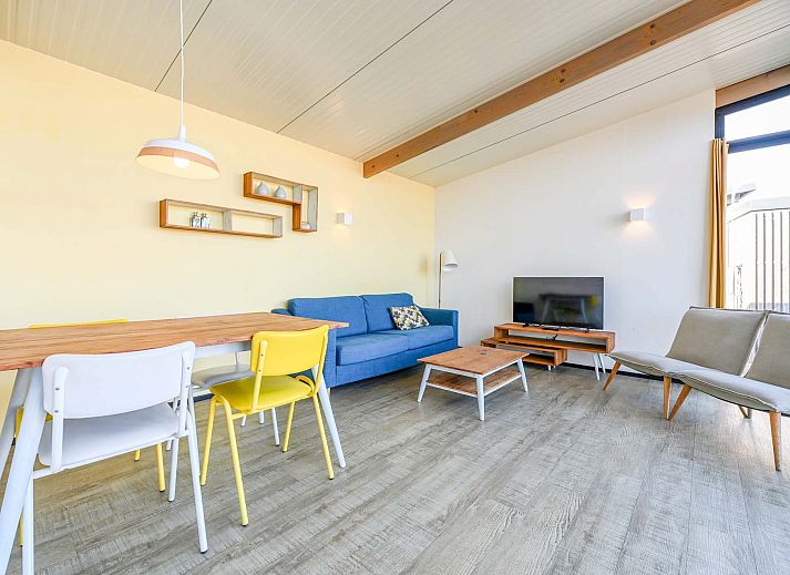 Terrasse eines freistehenden Hauses in Hollum, Ameland, Ferienhaus mit moderner Veranda auf den Watteninseln.